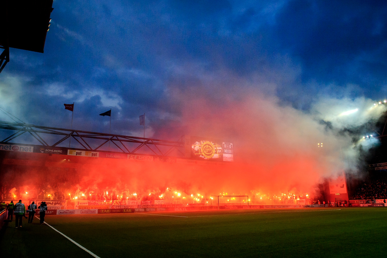 Göteborgs supportrar bränner av mängder med bengaler mot Elfsborg. Göteborgs supportrar bränner av mängder med bengaler mot Elfsborg.